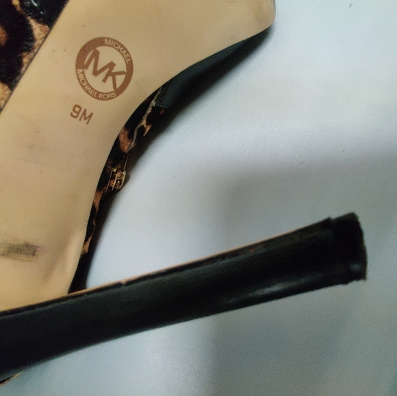 Michael Kors Animal print and black leather booties. - Picture 6 of 7